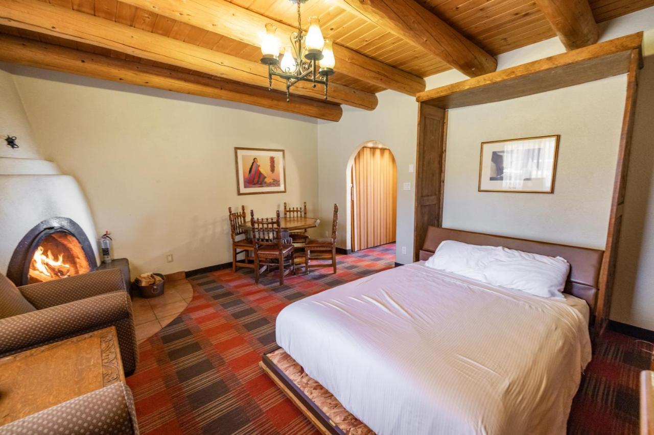 Sagebrush Inn & Suites Таос Экстерьер фото